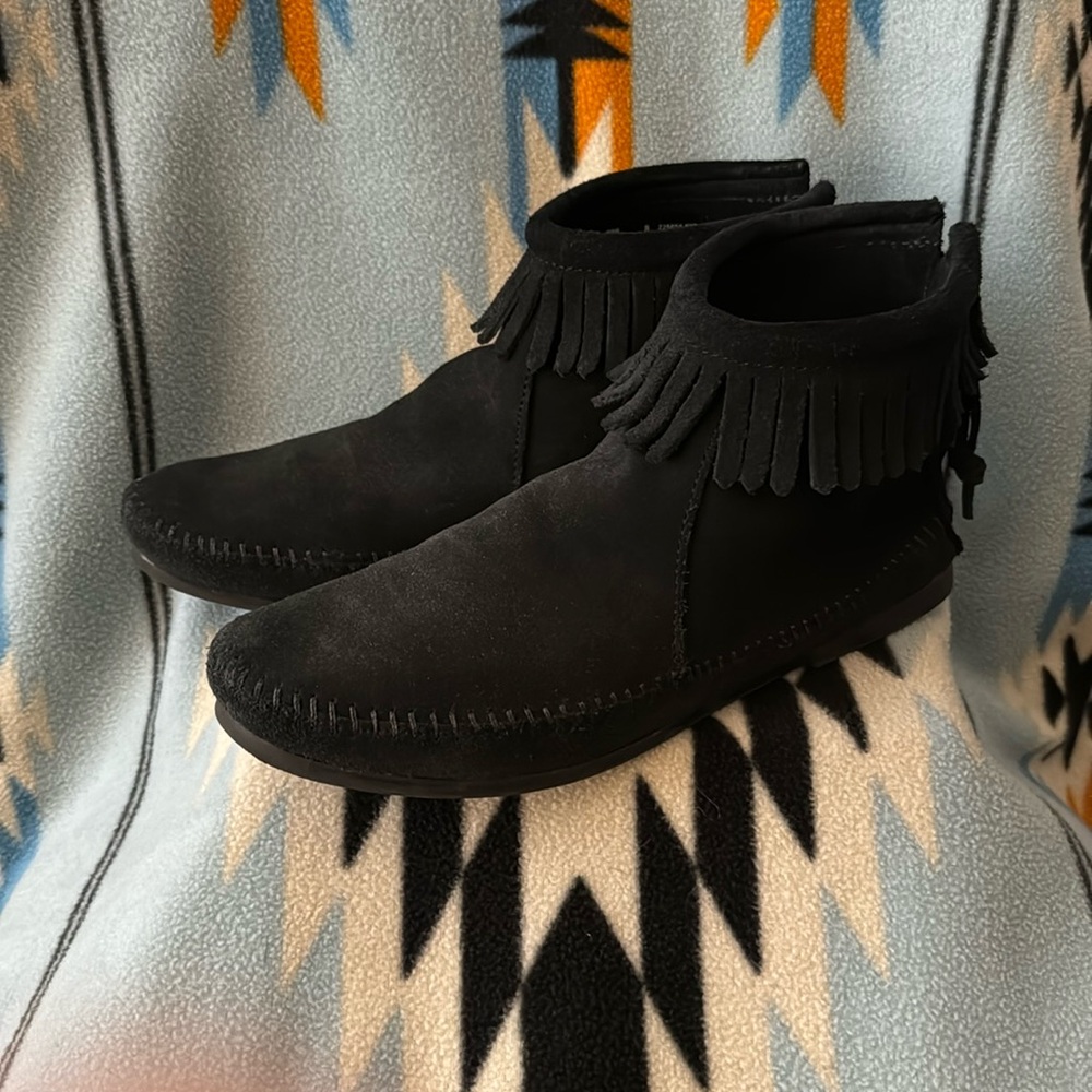 Minnetonka women’s moccasins, size 8.